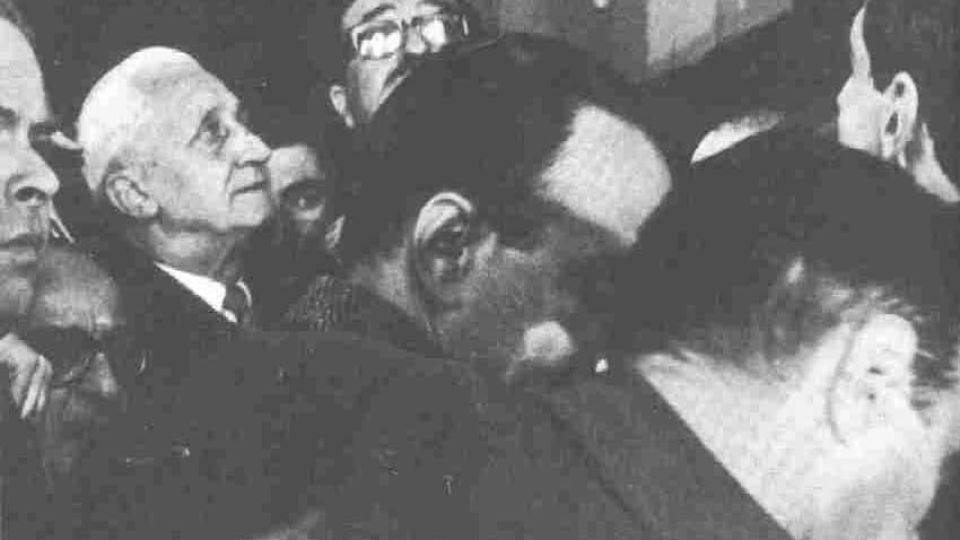 Arturo Illia abandonando la Casa de Gobierno, 1966.
