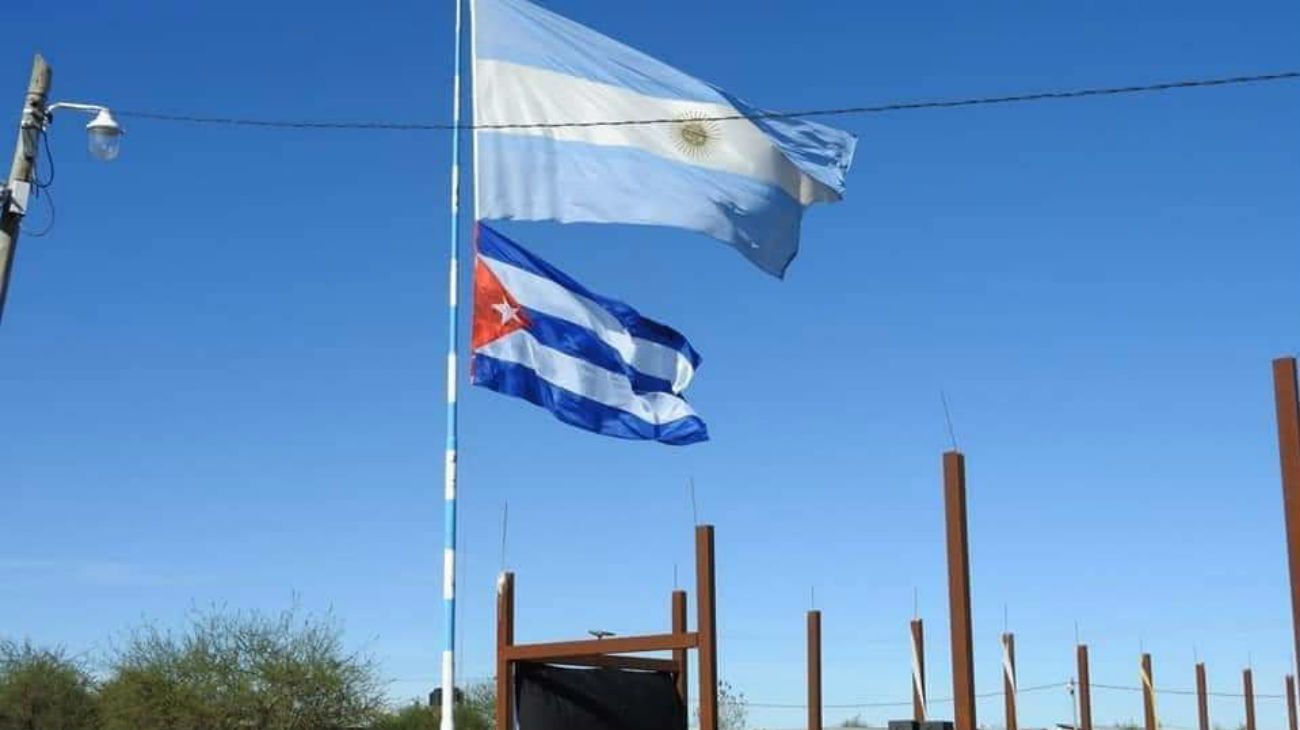 La Escuela Pública de Gestión Social N2 de Resistencia, Chaco. Izaron la bandera de Cuba junto a la argentina en el acto del 20 de Junio.