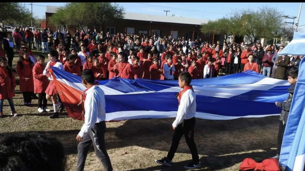 La Escuela Pública de Gestión Social N2 de Resistencia, Chaco. Izaron la bandera de Cuba junto a la argentina en el acto del 20 de Junio.