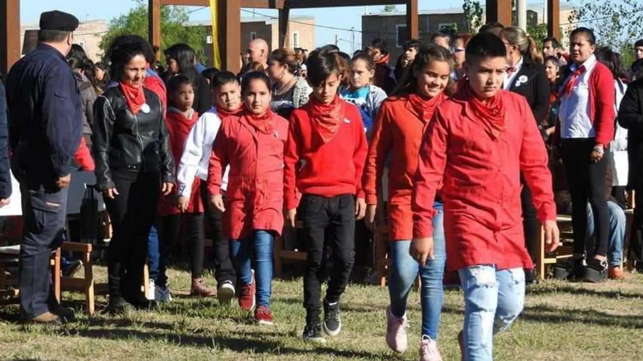 La Escuela Pública de Gestión Social N2 de Resistencia, Chaco. Izaron la bandera de Cuba junto a la argentina en el acto del 20 de Junio.