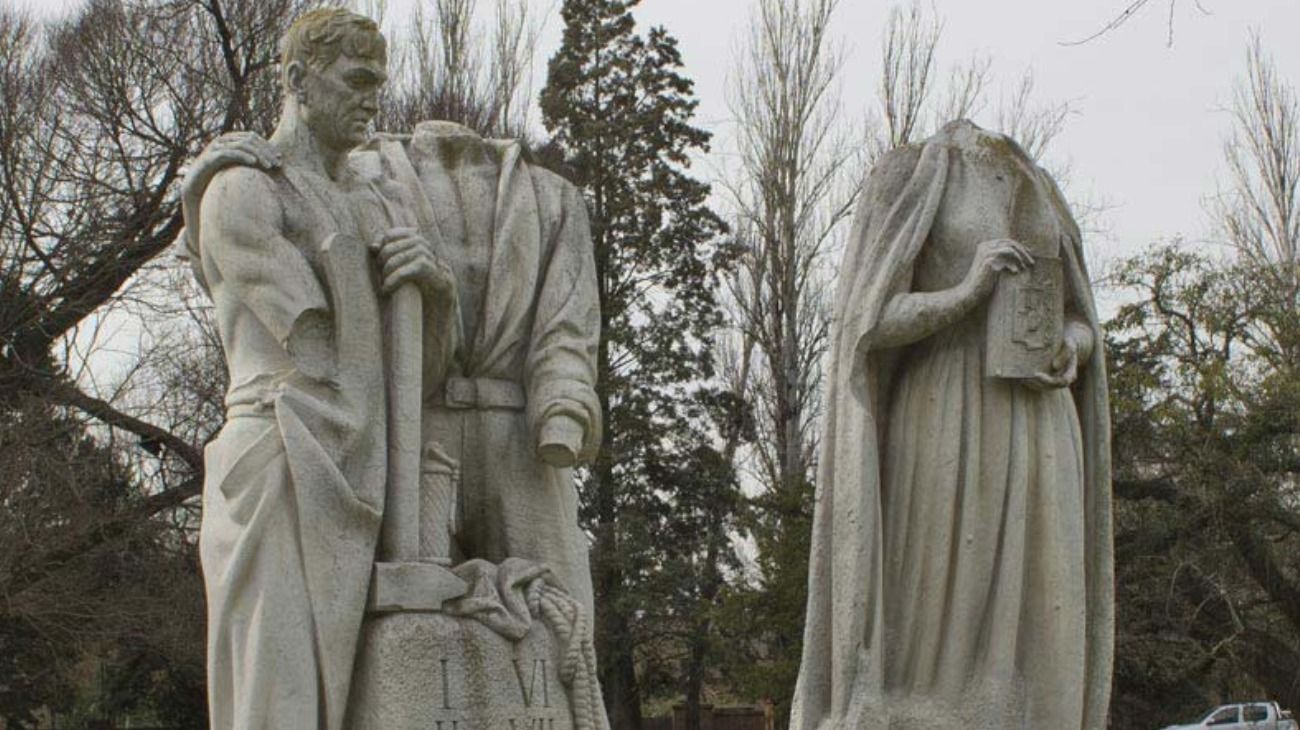 Las estatuas de Perón y Evita sin las cabezas se observan apenas se ingresa a la Quinta de San Vicente.