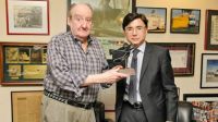 Héctor Ricardo García, recibiendo el Premio Perfil de manos de Jorge Fontevecchia.