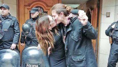 Juntas. Girat y Gómez, ayer, antes de escuchar el fallo de la justicia porteña que la sentenció.