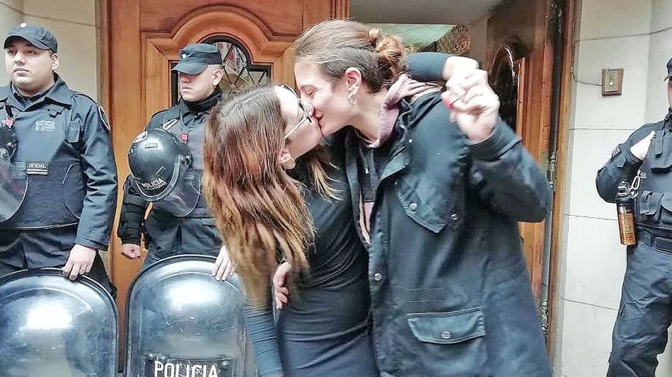 20190629_condena_beso_apresentes_g.jpg