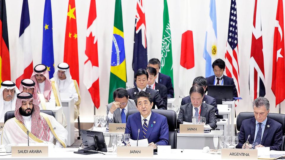 Troika. El primer ministro japonés, Shinzo Abe, preside la cumbre en Osaka. A su lado se sentaron Macri y el príncipe saudita Mohammed bin Salman, que será anfitrión en 2020.