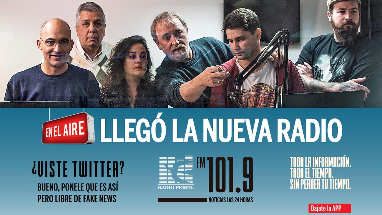 “Radio twitter”. Los conductores de Radio Perfil durante los preparativos en sus estudios, y uno de los avisos de la campaña de lanzamiento de la 101.9.