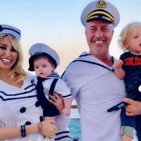 Vicky Xipolitakis y Salvador Uriel junto a Marley y Mirko