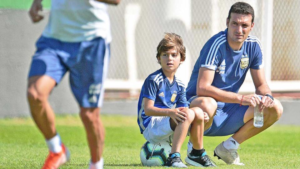 En familia. Scaloni, con su hijo Ian, en el entrenamiento de ayer en Río.