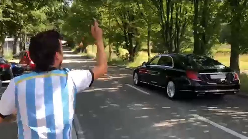 El auto de Macri se va rapidamente del lugar en que se había detenido a saludar a jóvenes K.