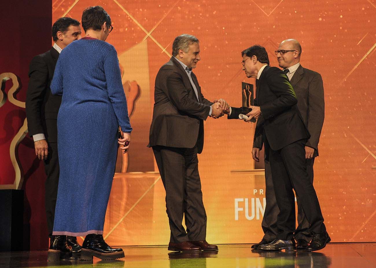 Jorge Fontevecchia entrega Premio Fund TV en su 25a edición realizada en la sociedad rural argentina