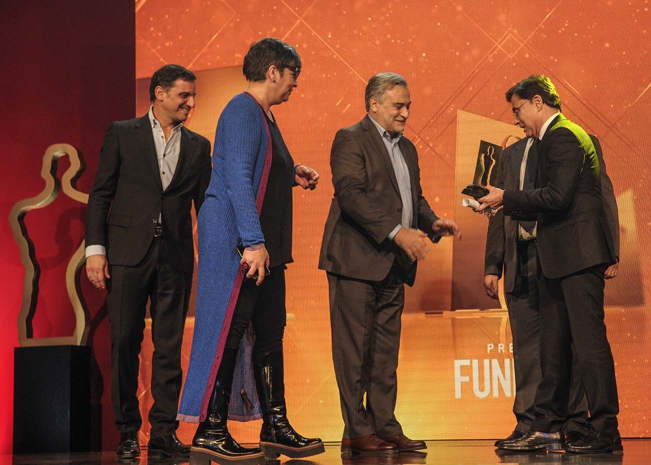 Jorge Fontevecchia entrega Premio Fund TV en su 25a edición realizada en la sociedad rural argentina