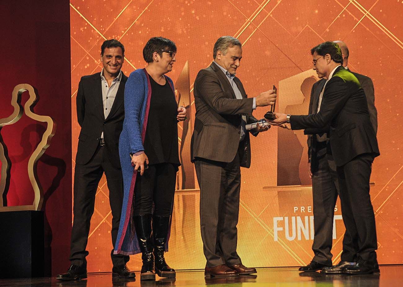 Jorge Fontevecchia entrega Premio Fund TV en su 25a edición realizada en la sociedad rural argentina