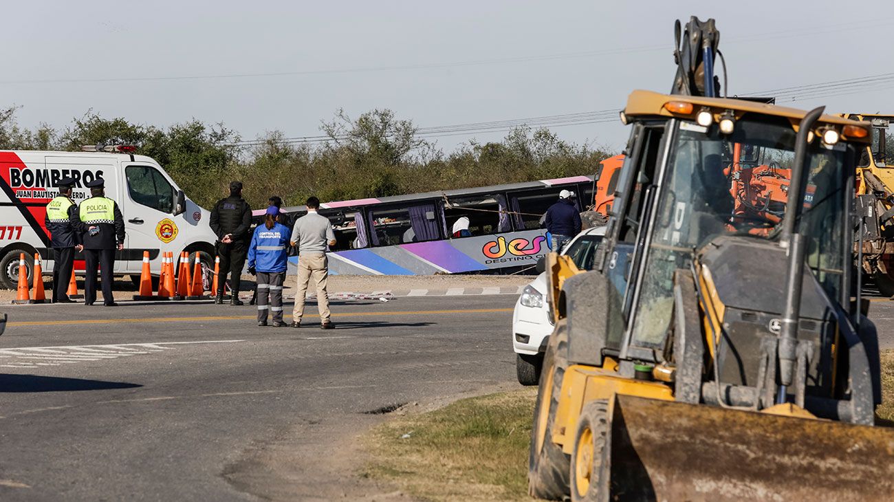  Autoridades de la Comisión Nacional de Regulación del Transporte (CNRT) de Mendoza informaron esta tarde que el colectivo que volcó esta madrugada en Tucumán y dejó al menos 13 jubilados muertos y una veintena de heridos estaba "habilitado" y "en regla". Orlando Corvalán, delegado del organismo en Mendoza, indicó que se trata de una unidad que pertenece a la empresa sanjuanina Destino Cero.