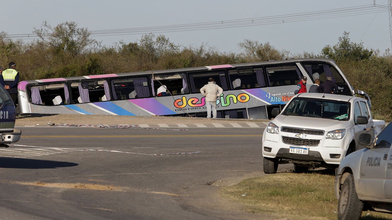  Autoridades de la Comisión Nacional de Regulación del Transporte (CNRT) de Mendoza informaron esta tarde que el colectivo que volcó esta madrugada en Tucumán y dejó al menos 13 jubilados muertos y una veintena de heridos estaba "habilitado" y "en regla". Orlando Corvalán, delegado del organismo en Mendoza, indicó que se trata de una unidad que pertenece a la empresa sanjuanina Destino Cero.