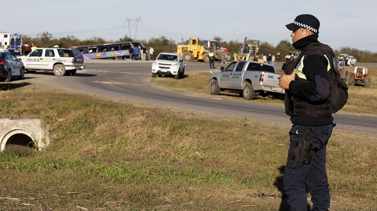  Autoridades de la Comisión Nacional de Regulación del Transporte (CNRT) de Mendoza informaron esta tarde que el colectivo que volcó esta madrugada en Tucumán y dejó al menos 13 jubilados muertos y una veintena de heridos estaba "habilitado" y "en regla". Orlando Corvalán, delegado del organismo en Mendoza, indicó que se trata de una unidad que pertenece a la empresa sanjuanina Destino Cero.