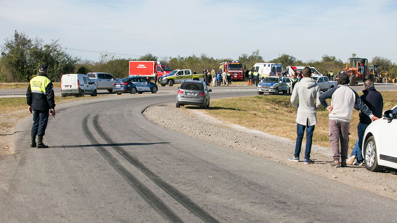  Autoridades de la Comisión Nacional de Regulación del Transporte (CNRT) de Mendoza informaron esta tarde que el colectivo que volcó esta madrugada en Tucumán y dejó al menos 13 jubilados muertos y una veintena de heridos estaba "habilitado" y "en regla". Orlando Corvalán, delegado del organismo en Mendoza, indicó que se trata de una unidad que pertenece a la empresa sanjuanina Destino Cero.