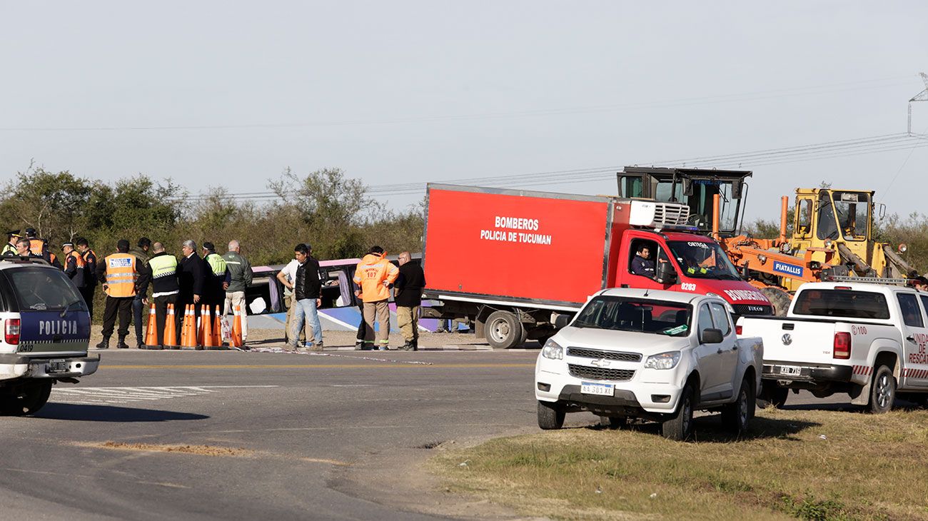  Autoridades de la Comisión Nacional de Regulación del Transporte (CNRT) de Mendoza informaron esta tarde que el colectivo que volcó esta madrugada en Tucumán y dejó al menos 13 jubilados muertos y una veintena de heridos estaba "habilitado" y "en regla". Orlando Corvalán, delegado del organismo en Mendoza, indicó que se trata de una unidad que pertenece a la empresa sanjuanina Destino Cero.