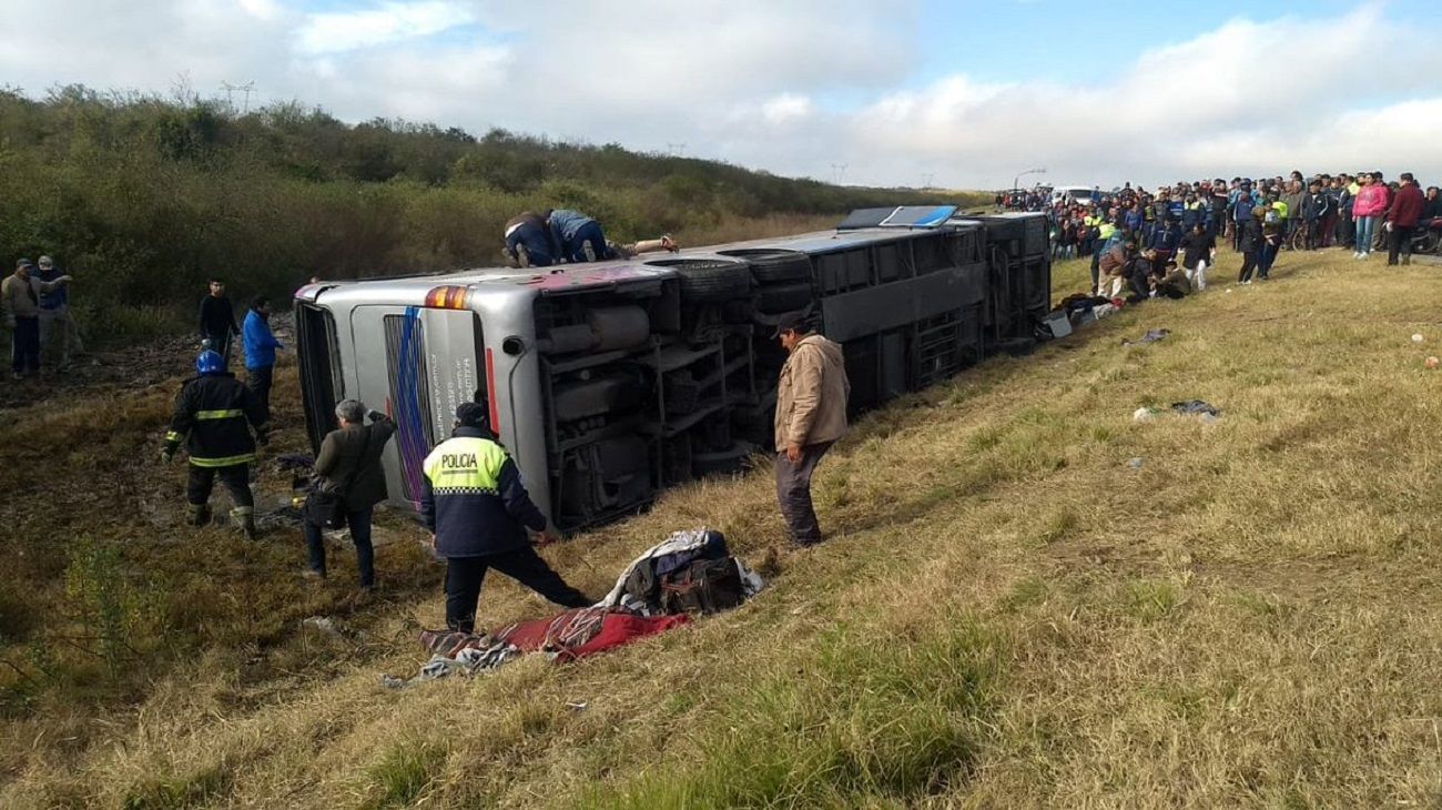 Al menos 10 muertos al volcar un colectivo con jubilados en Tucumán.