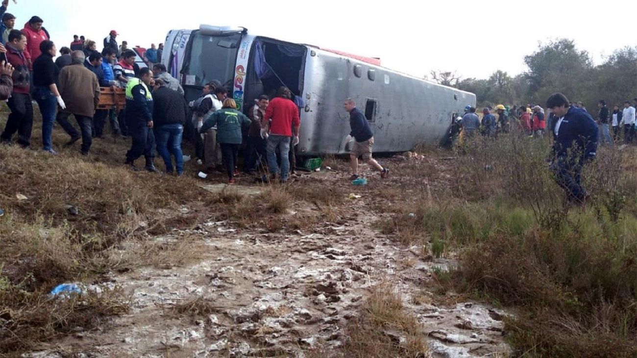 Al menos 10 muertos al volcar un colectivo con jubilados en Tucumán.