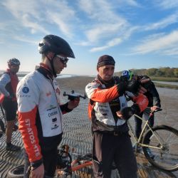 El Río de la Plata con marea baja les permitió a los bikers pedalear por la playa en las cercanías de la escollera. La vista desde el dron es una invitación a recorrer la zona