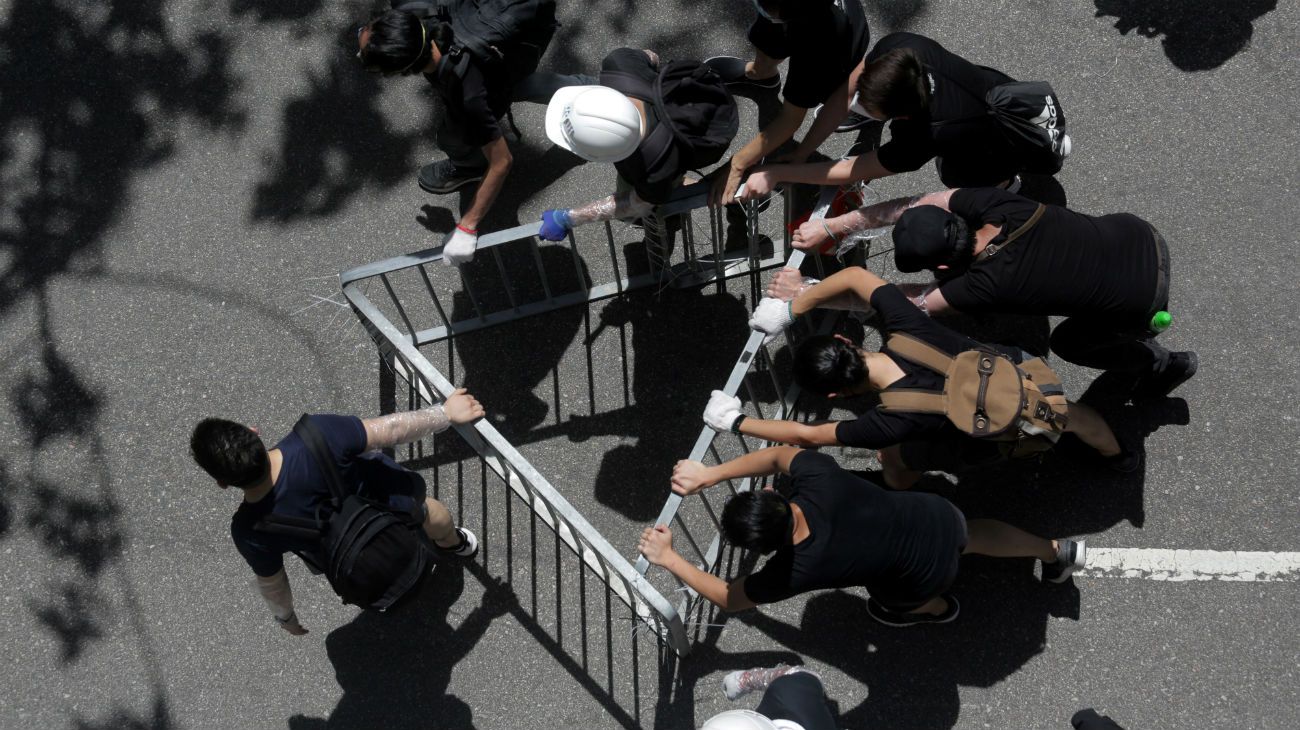 Manifestantes trataron de entrar en el Parlamento de Hong Kong durante una protesta.