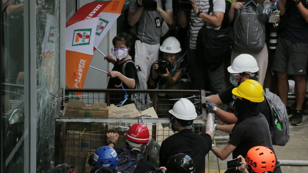 Manifestantes trataron de entrar en el Parlamento de Hong Kong durante una protesta.