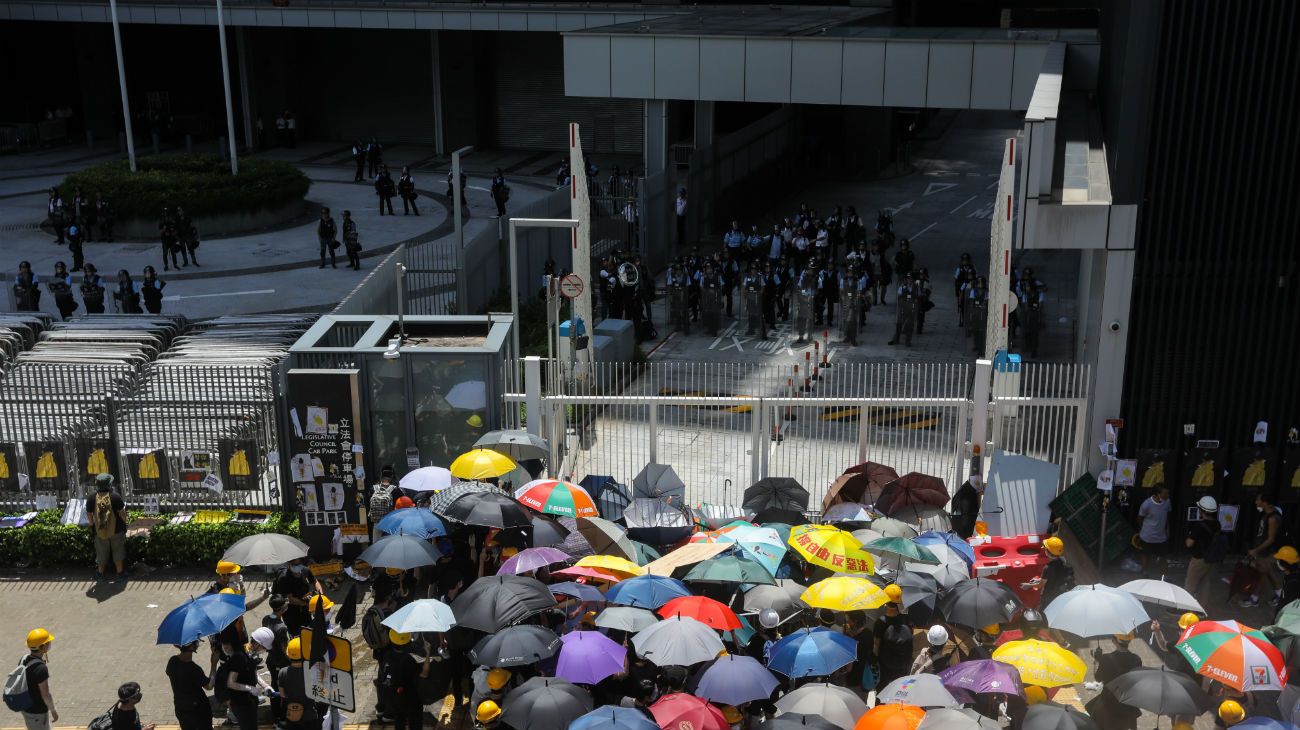 Manifestantes trataron de entrar en el Parlamento de Hong Kong durante una protesta.