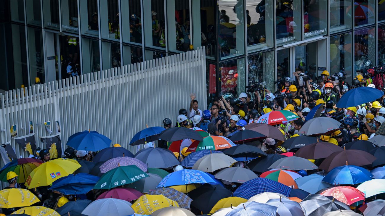 Manifestantes trataron de entrar en el Parlamento de Hong Kong durante una protesta.