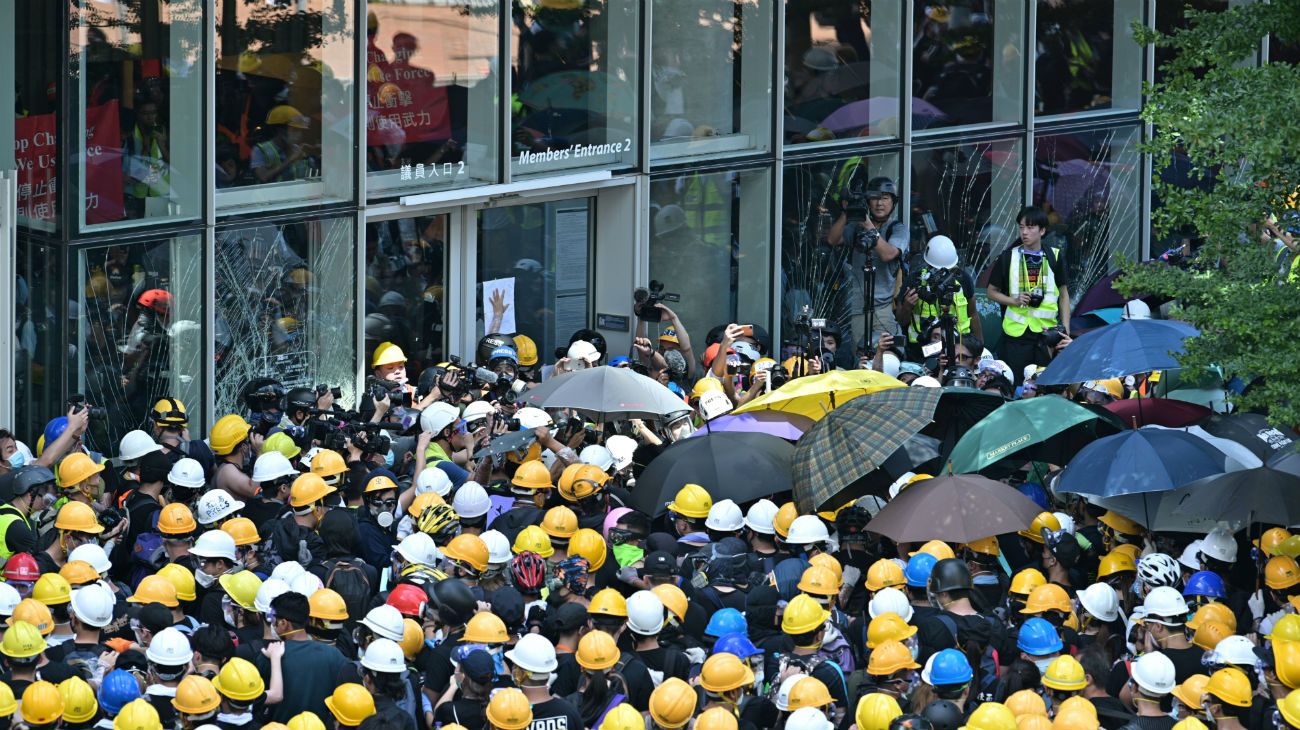 Manifestantes trataron de entrar en el Parlamento de Hong Kong durante una protesta.