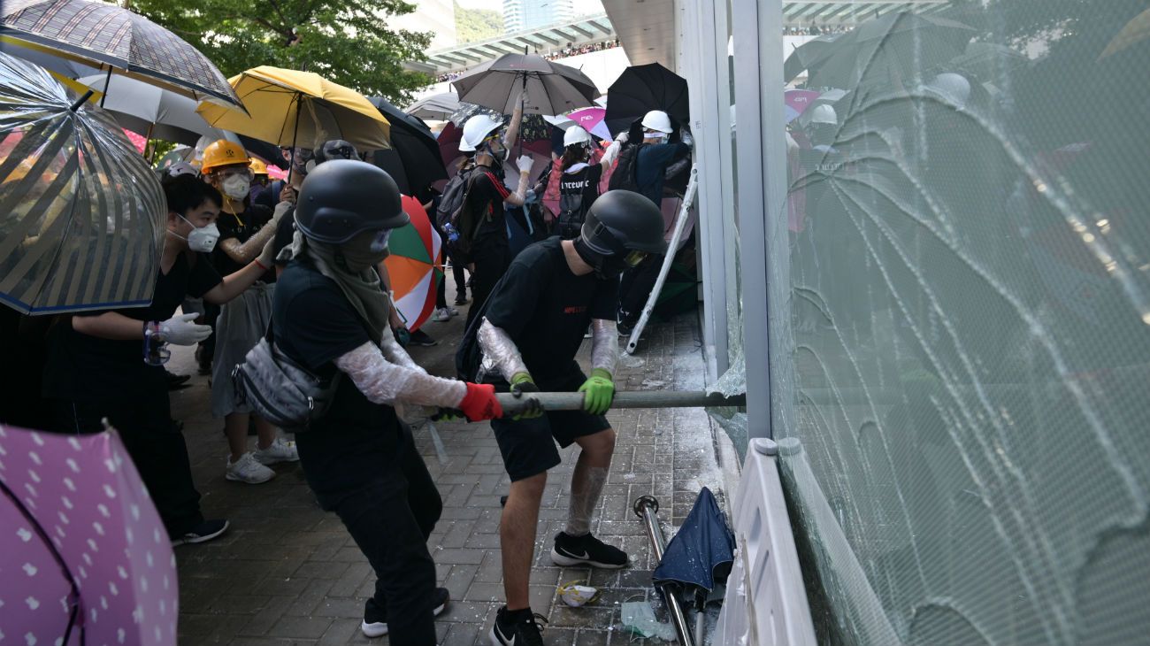 Manifestantes trataron de entrar en el Parlamento de Hong Kong durante una protesta.