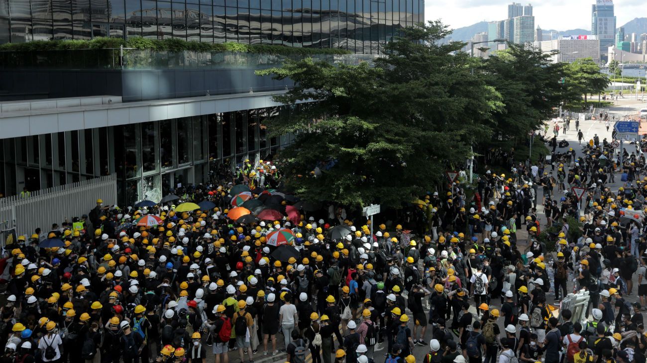 Manifestantes trataron de entrar en el Parlamento de Hong Kong durante una protesta.