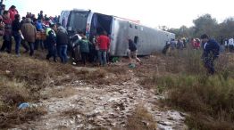 Al menos 10 muertos al volcar un colectivo con jubilados en Tucumán.