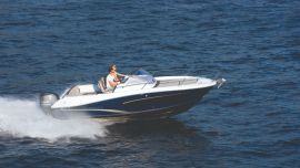 El buen planeo y alto francobordo de la Camarat 7.5 WA la hacen ideal para navegación en aguas abiertas con oleaje.