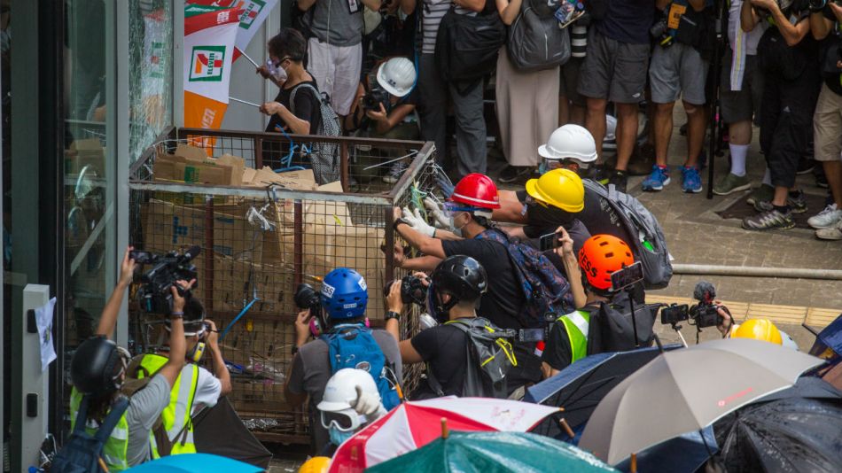 Manifestantes trataron de entrar en el Parlamento de Hong Kong durante una protesta.