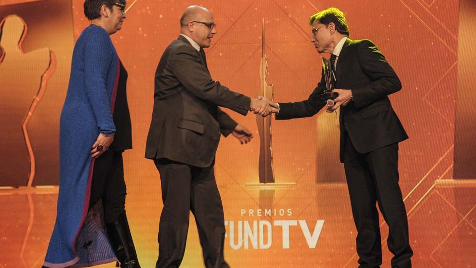 Jorge Fontevecchia entrega Premio Fund TV en su 25a edición realizada en la sociedad rural argentina