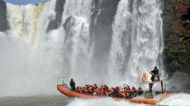 La lancha descubierta lleva al visitante hasta el corazón de las Cataratas del Iguazú.
