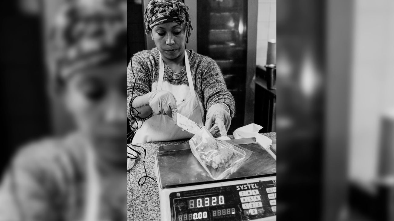 Usando la gastronomía para el cambio, las 6 mujeres que trabajan también con la Fundación Formar cocinan para salir del desempleo.