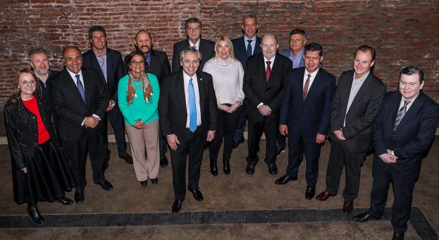 El candidato a presidente por el Frente de Todos, Alberto Fernandez junto a gobernadores peronistas que le dieron su apoyo durante un almuerzo y reunion de trabajo en las oficinas del ex jefe de Gabinete en San Telmo.