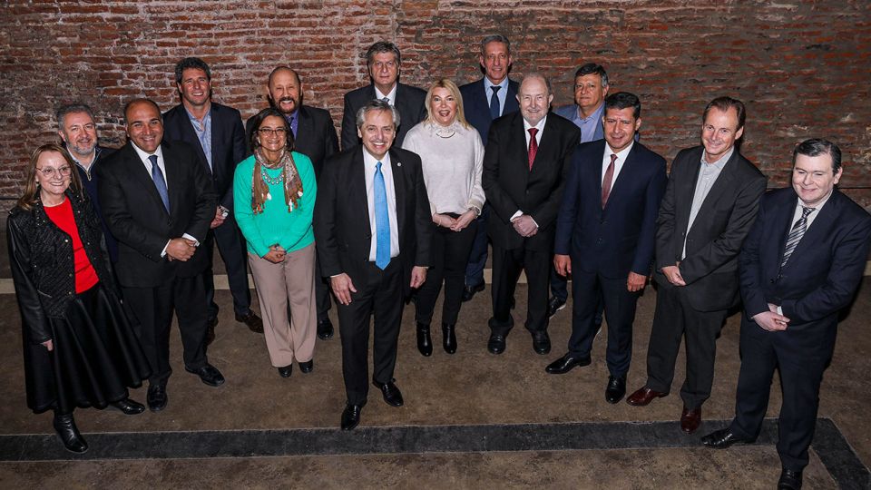 El candidato a presidente por el Frente de Todos, Alberto Fernandez junto a gobernadores peronistas que le dieron su apoyo durante un almuerzo y reunion de trabajo en las oficinas del ex jefe de Gabinete en San Telmo.