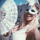 El particular look de Vicky Xipolitakis en Venecia