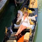El particular look de Vicky Xipolitakis en Venecia