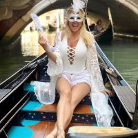 El particular look de Vicky Xipolitakis en Venecia