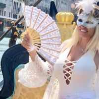 El particular look de Vicky Xipolitakis en Venecia