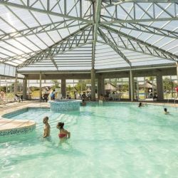 Termas de Guaychú, una zona parquizada de 20 hectáreas con cuatro piletas a temperaturas que van de 38 a 40 grados 