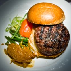 Nueva York es el hogar de la hamburguesa gourmet original en el Club '21', que se estrenó en 1950 y se cocinó en grasa de pato y con semillas de hinojo