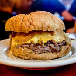  En la misma línea que la hamburguesa de pastrami, Brennan & Carr en Brooklyn vende una con carne asada, salsa, queso y cebolla