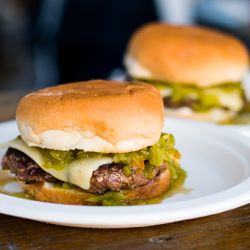 Las hamburguesas con chili probablemente se originaron en Tommy en Los Ángeles