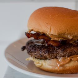 Cubiertas con una porción saludable de mantequilla de maní y mayonesa, las hamburguesas de Goober se originaron en el ahora cerrado Wheel Inn Drive In, en Sedalia. 