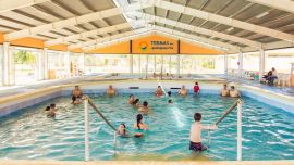 La entrerriana RN 14 lleva al complejo Termas del Guaychú, a ocho kilómetros de Gualeguaychú. Allí