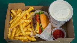 Este tipo de hamburguesa (cocida a la parrilla, carne de alta calidad servida en un pan de papa con queso americano) se puede encontrar en numerosos lugares de hamburguesas en la ciudad.